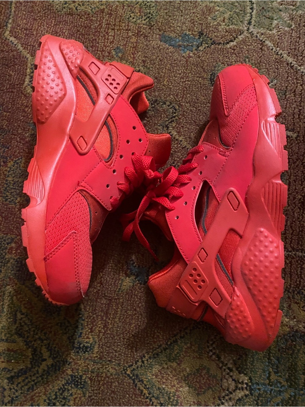 Nike All-Red Huaraches ✨